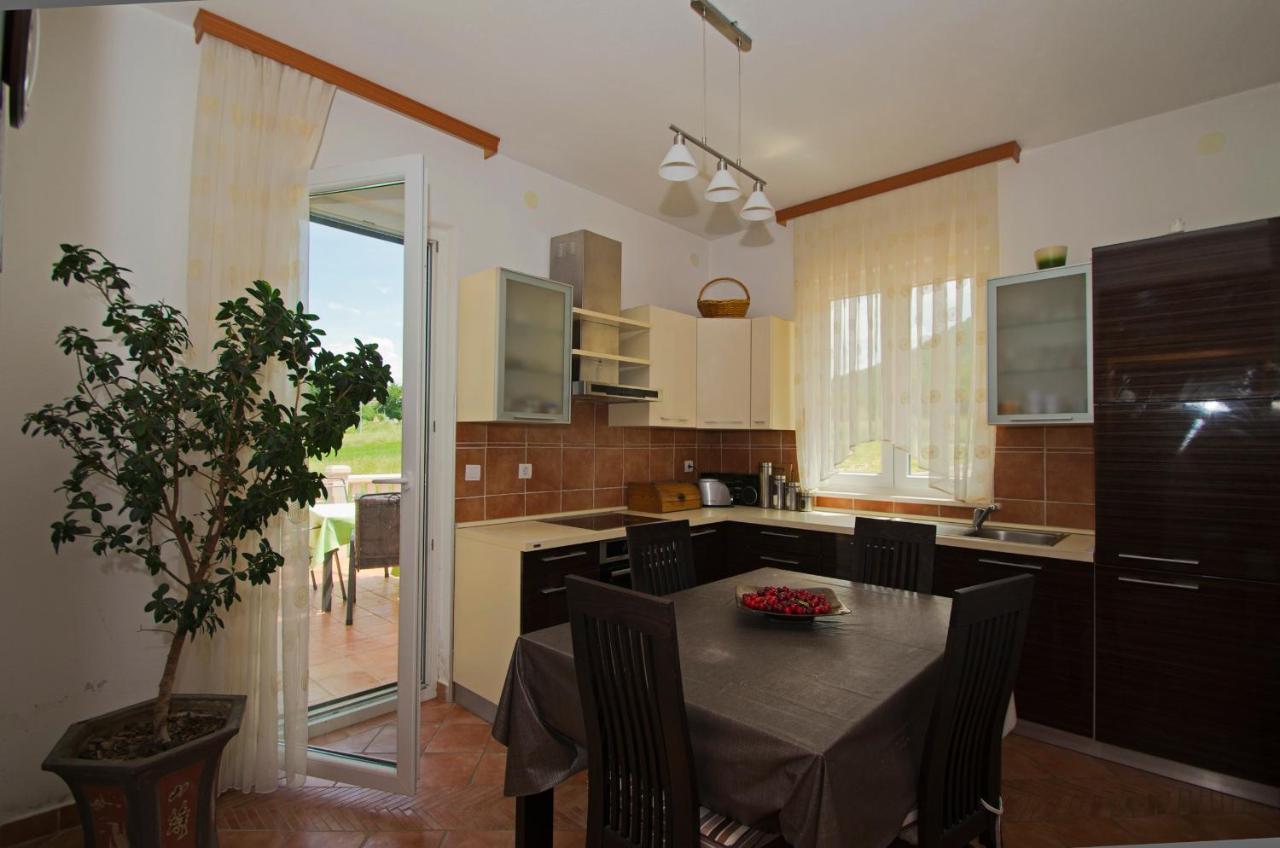 Vrlika Rooms Leda מראה חיצוני תמונה
